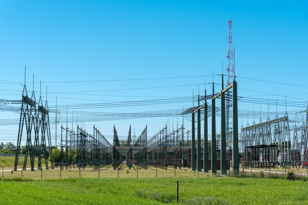 Comment un prêt relais peut-il être structuré pour l'achat d'un nouveau bien avant la vente de l'ancien ?